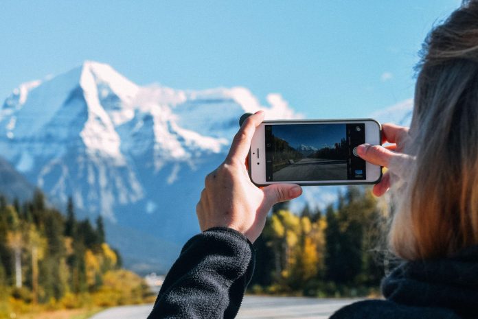 prise de photo d'une montagne enneigée