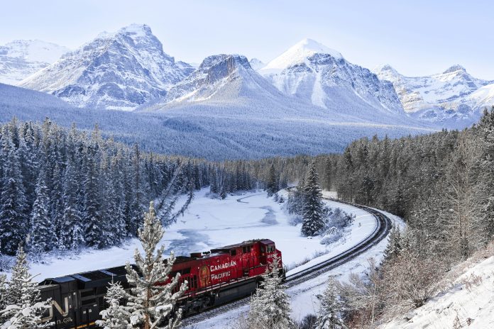 un train traversant une forêt enneigée