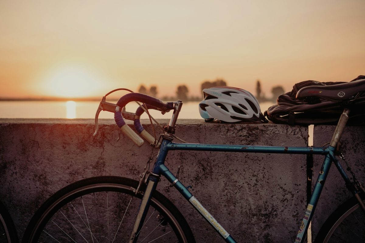 un vélo et un casque